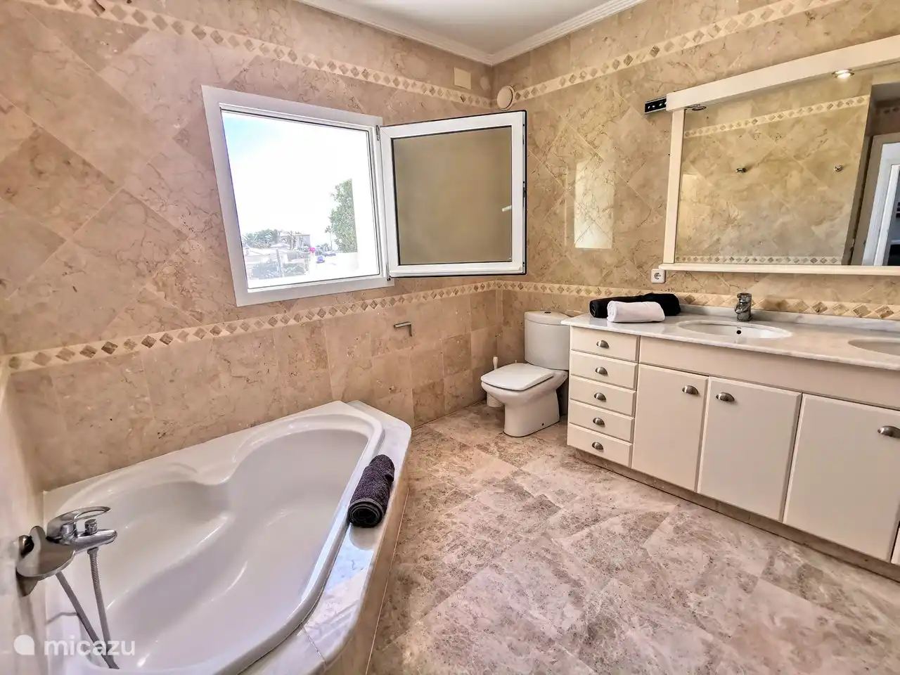 Angrenzendes Badezimmer zum zweiten Hauptschlafzimmer 