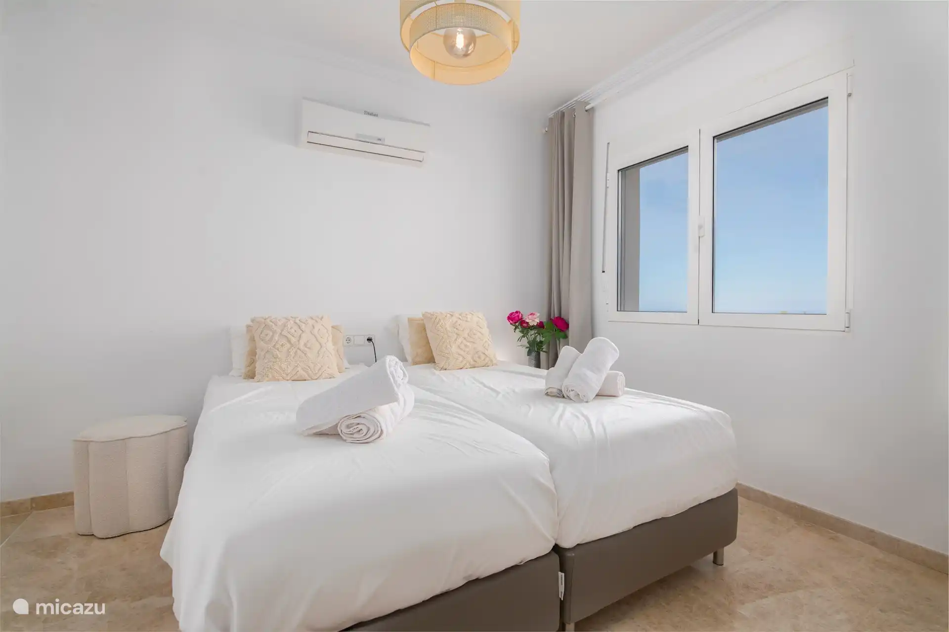 Zwei schöne Boxspringbetten, die auch zusammengeschoben werden können, mit bequemen Matratzen und einem Kinderbett in Schlafzimmer 3.