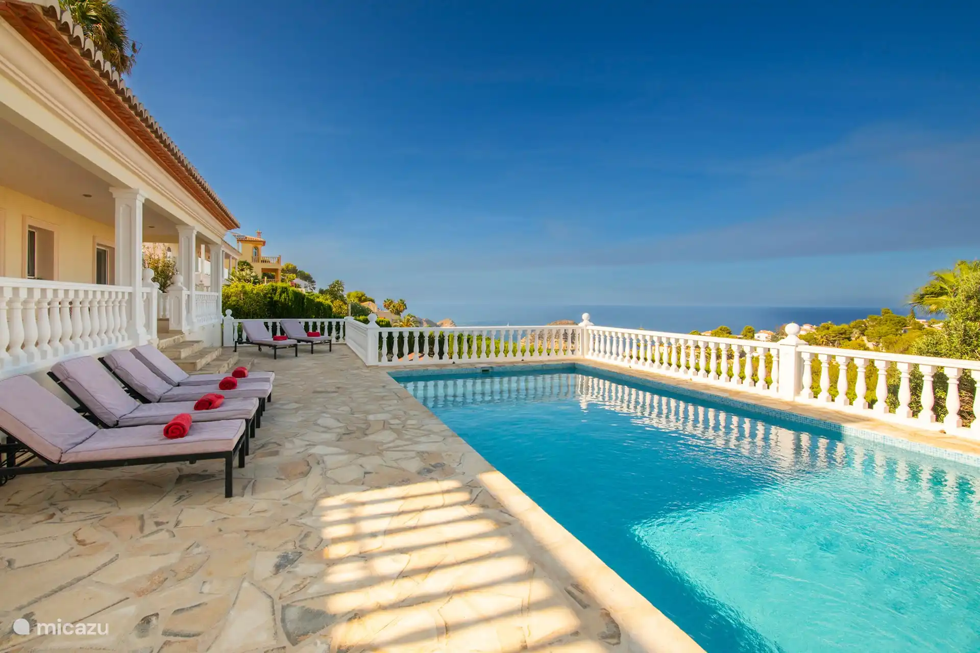 Das Schwimmbad ist groß (11 x 5) und (auf Anfrage und gegen Gebühr) beheizt. Es gibt 8 bequeme Sonnenliegen am Pool für einen Nachmittag in der Sonne. Es gibt genügend schattige Plätze im und um das Haus. 