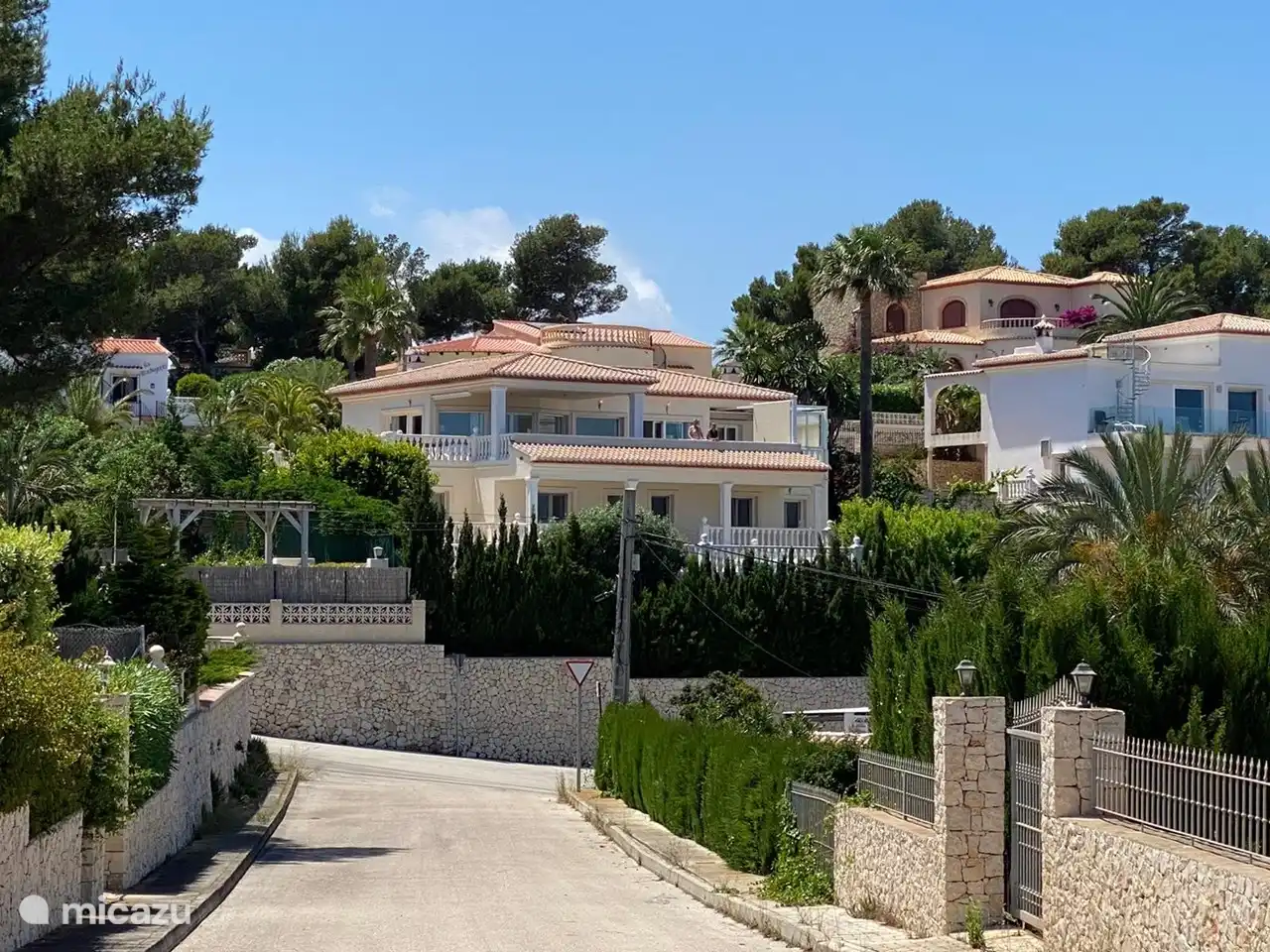 Sehen Sie Casa de Los Tres von der Straße aus.