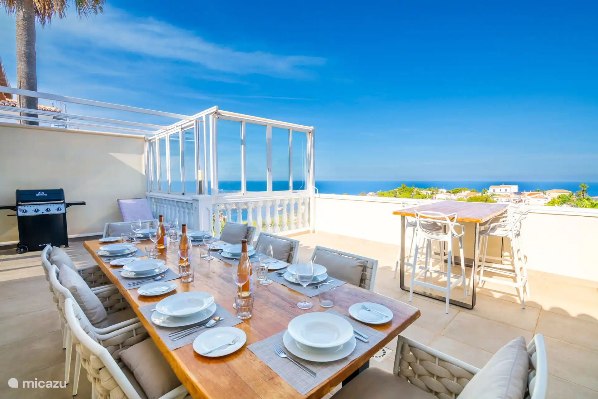 Der große Esstisch bringt selbst einen einfachen Bam mit Käse zu großen kulinarischen Höhen