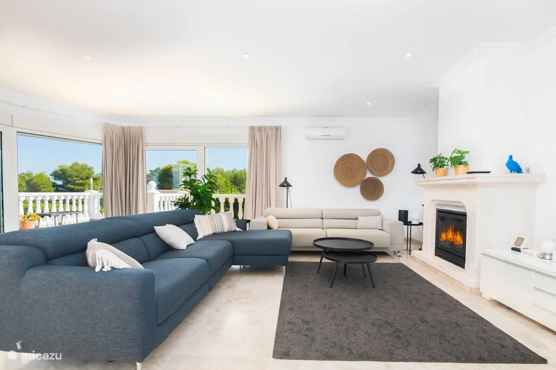 Die Sofas im Haus sind bequem und neu und frisch. Der Fernseher verfügt über alle niederländischen TV-Kanäle und vieles mehr. Leider kann der Kamin nicht angezündet werden.