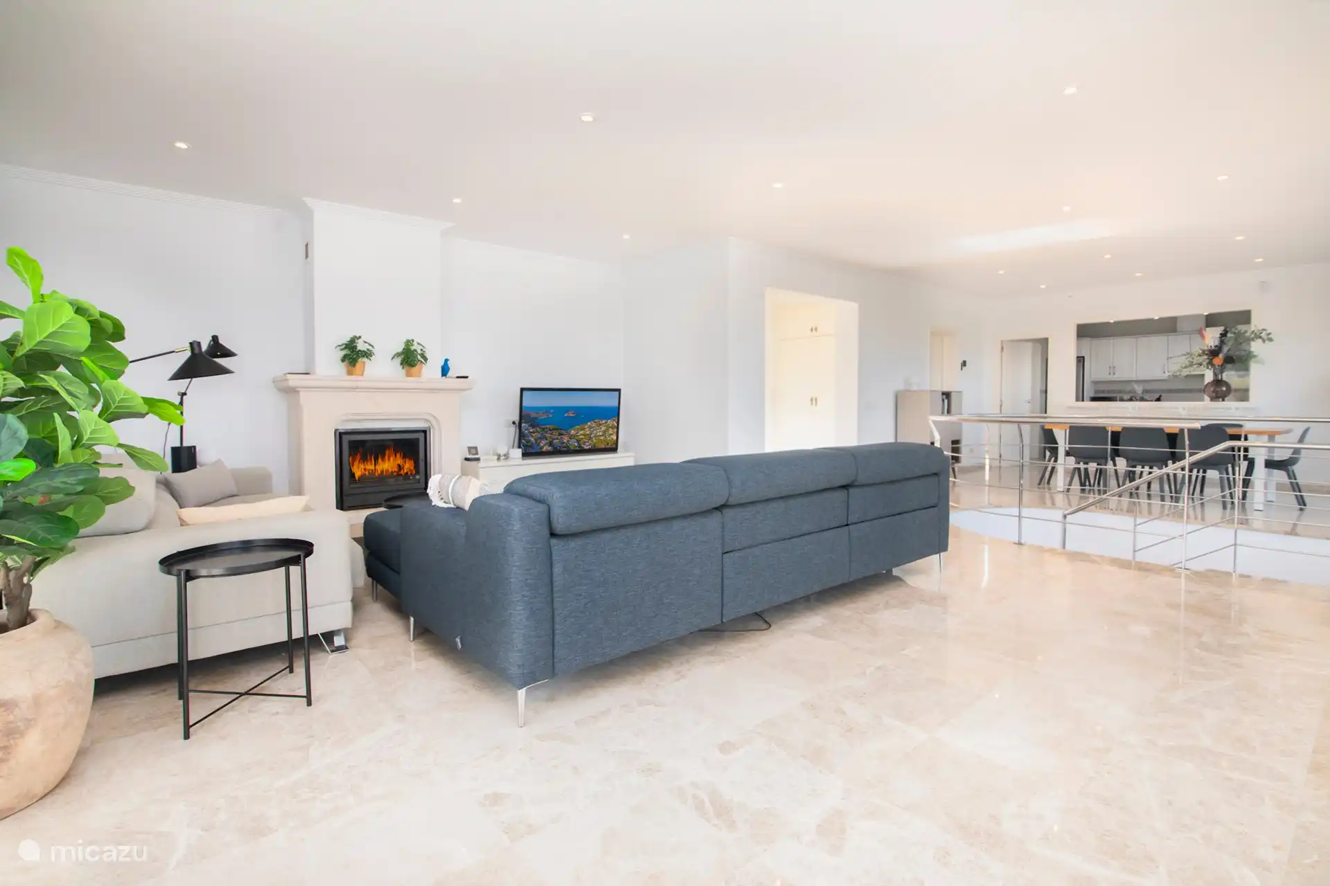 Das große moderne Wohnzimmer, das Haus hat eine Fußbodenheizung im Obergeschoss, so dass es auch wunderbar ist, im Winter zu bleiben. 