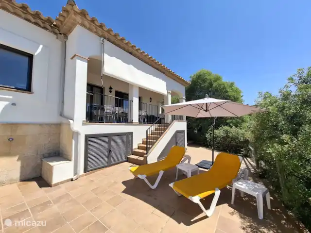 vakantiehuis huren in Spanje, Costa Brava, Calonge – Villa Vista Bonita Terras met lounge stoelen
