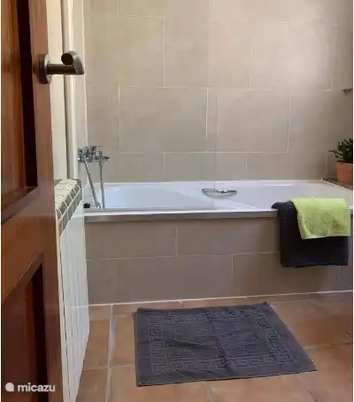 Badezimmer 2 mit Badewanne