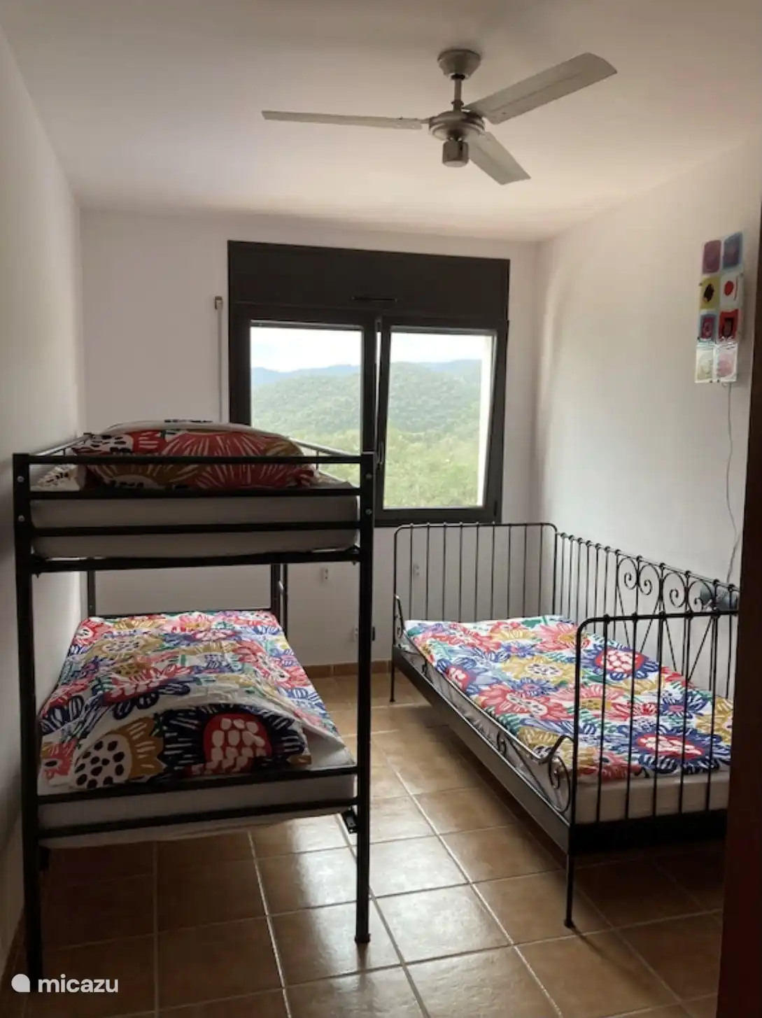 Schlafzimmer mit 3 Betten (Etagenbett und 1 x 1 Person)