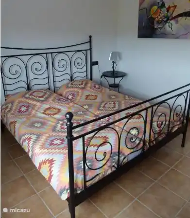 Hauptschlafzimmer mit angeschlossenem Badezimmer (inkl. Badewanne)