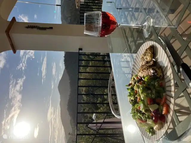 Stoßen Sie auf einen schönen Abend an