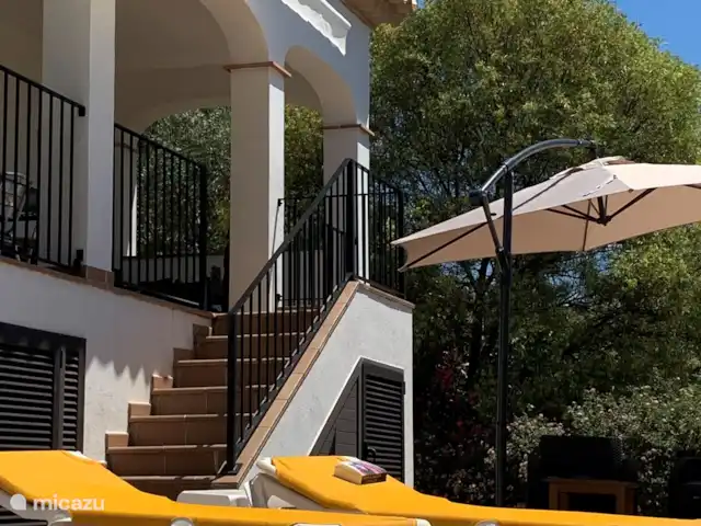 vakantiehuis huren in Spanje, Costa Brava, Calonge – Villa Vista Bonita Ook onder een parasol is het heerlijk vertoeven