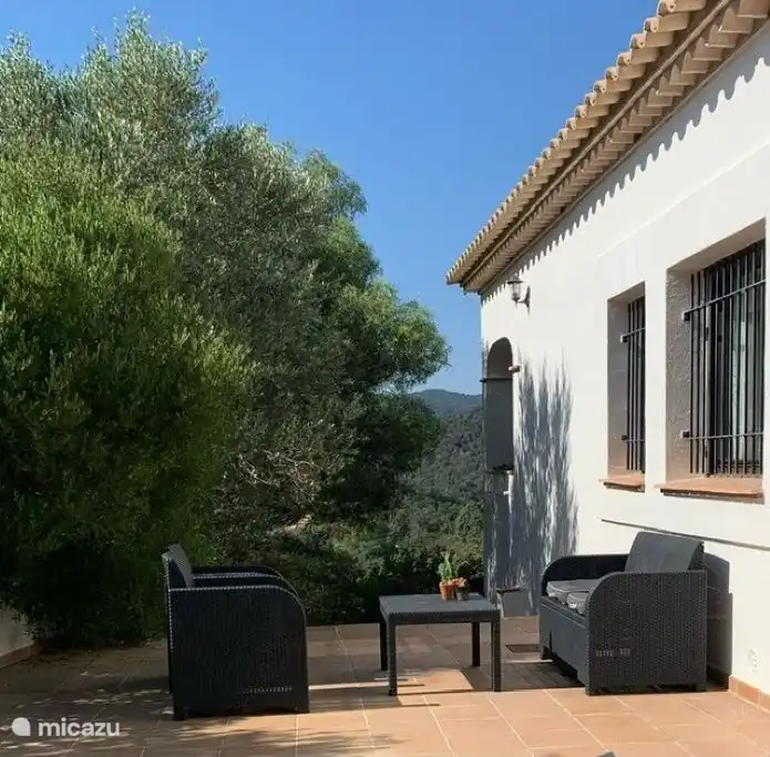 Terrasse an der Seite des Hauses