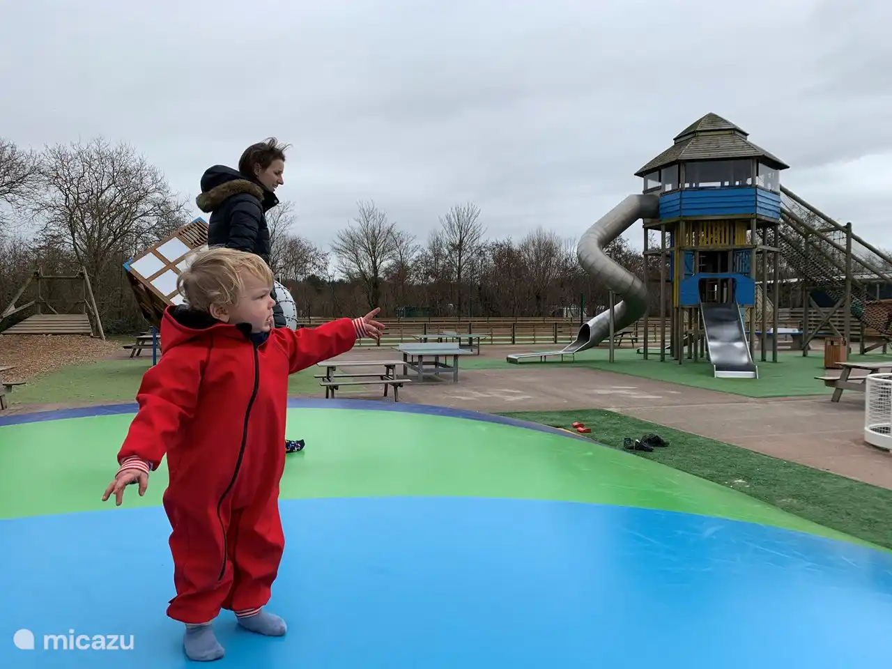 Hüpfen und spielen auf dem großen Spielplatz im Ferienpark Krim