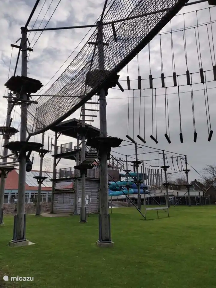 Kletterwald und Blick auf den Wildwasserlauf