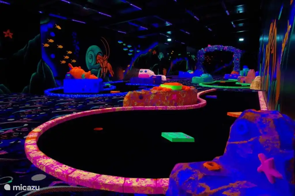 Spielzimmer mit Indoor-Minigolf und Kegelbahn