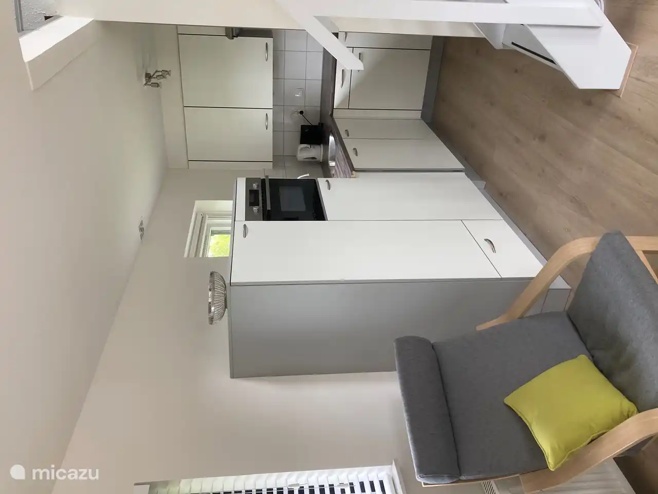 Großer Kühlschrank mit Gefrierfach, Geschirrspüler und Kombi-Mikrowelle, Nespresso