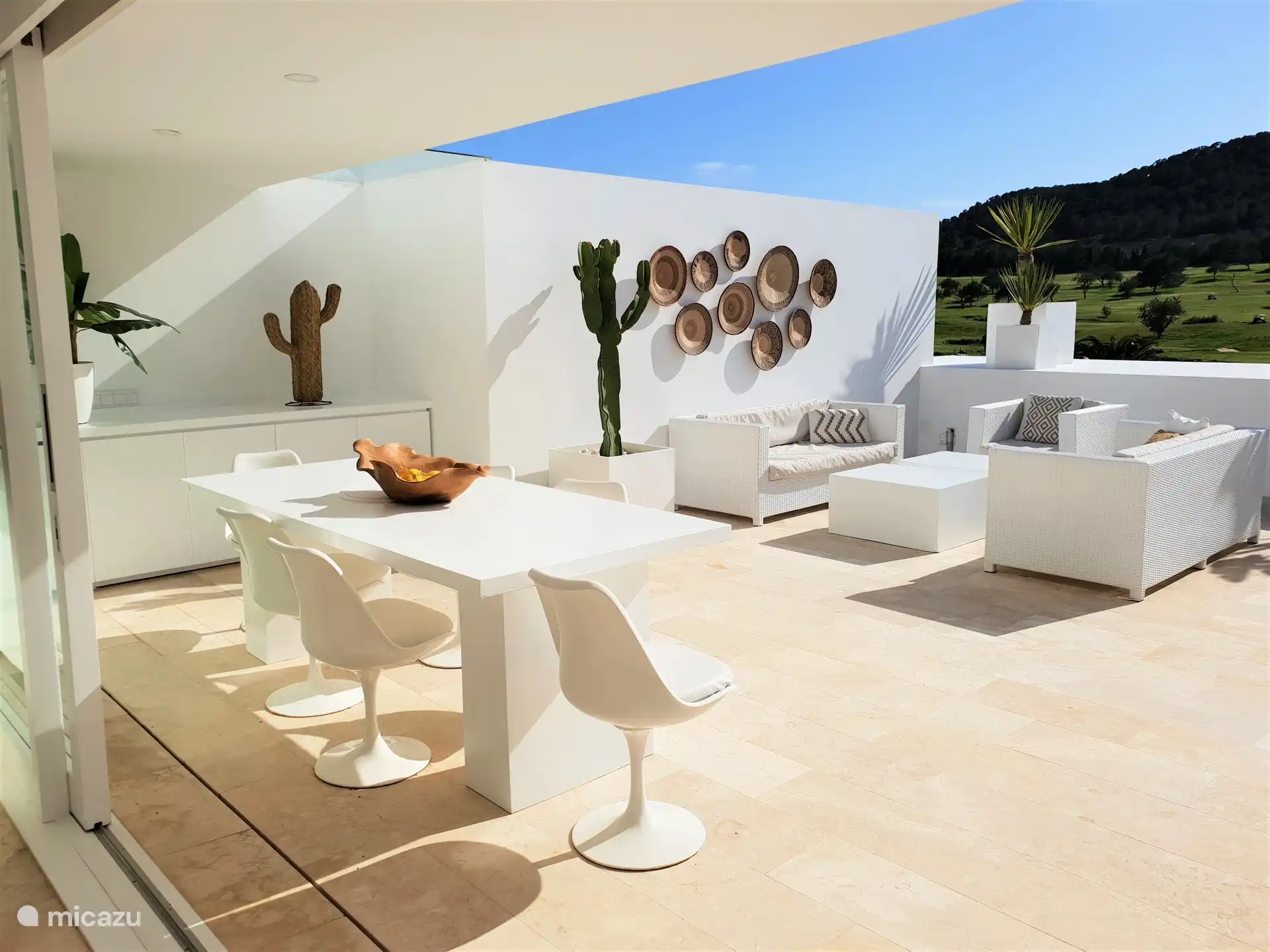 Buiten is er een grote tafel voor lange avondjes tafelen met 6 - 8 personen.