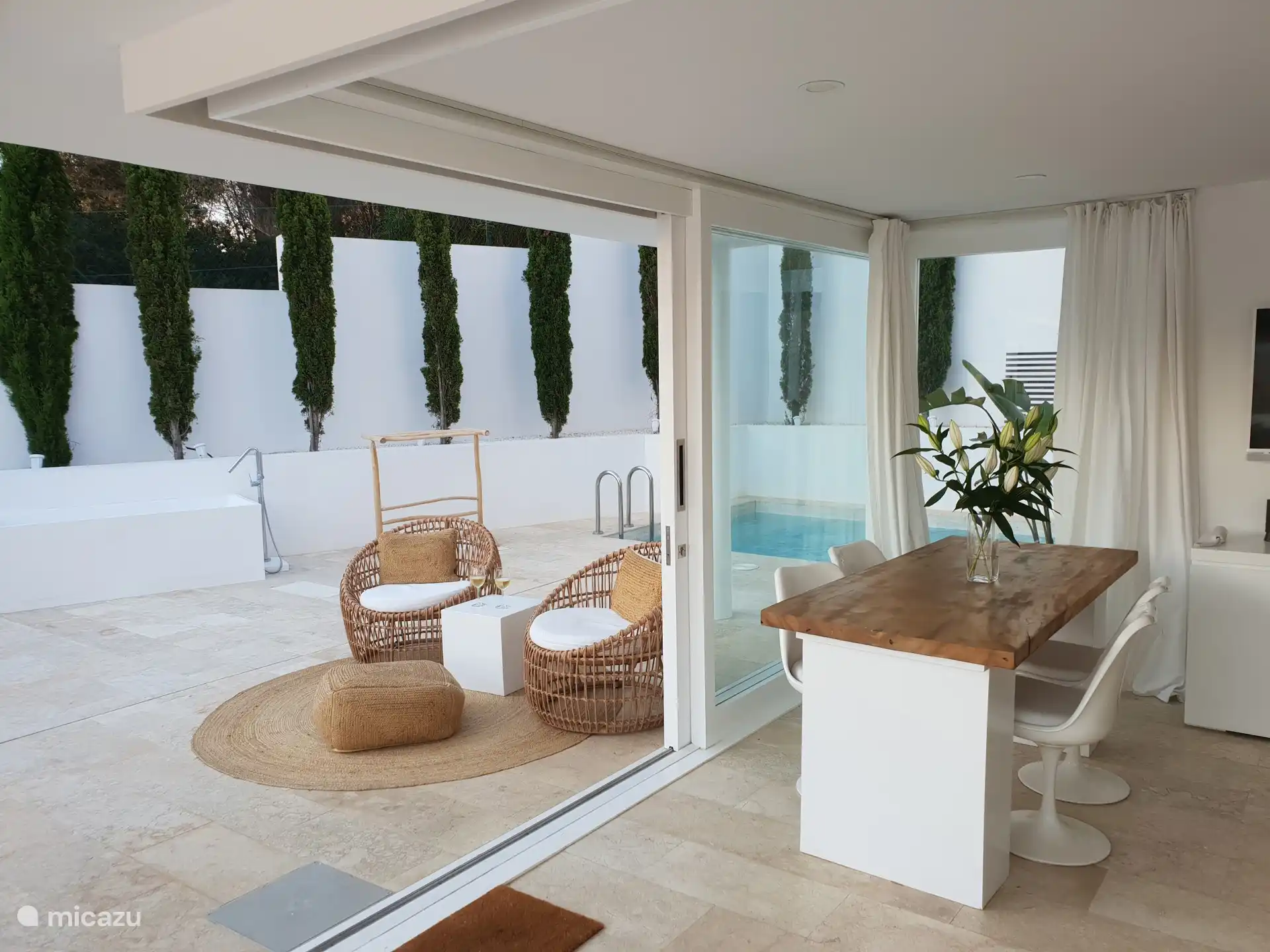 Binnen is er een ontbijtplek of werkplek. Er is glasvezel in het appartement met gratis supersnelle internetverbinding en TV streamingdiensten.