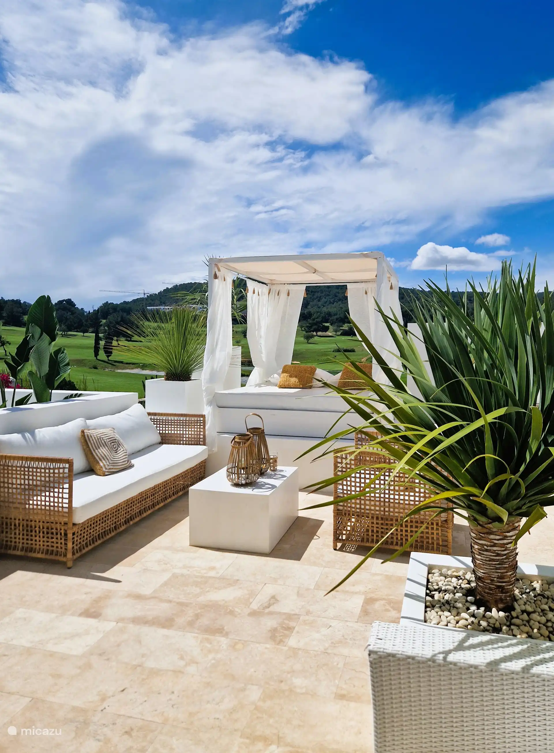 Es ist einfach wunderbar, sich auf dem balinesischen Tagesbett zu entspannen. Entspann dich unter der Sonne von Ibiza. 