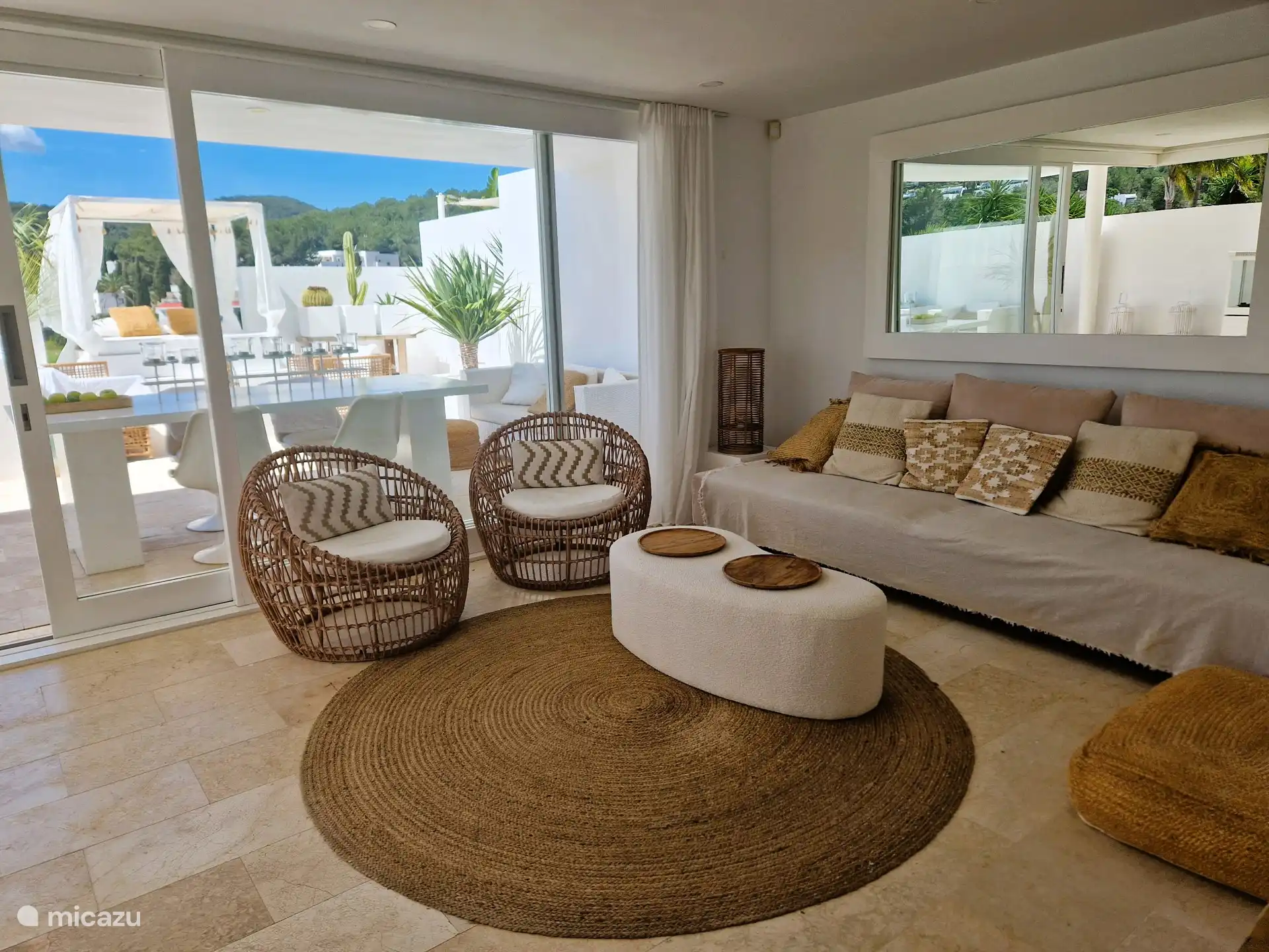 Das Haus fließt wunderschön von innen nach außen. Die Fassaden können vollständig geöffnet werden, um einen großen Wohnraum zu schaffen.