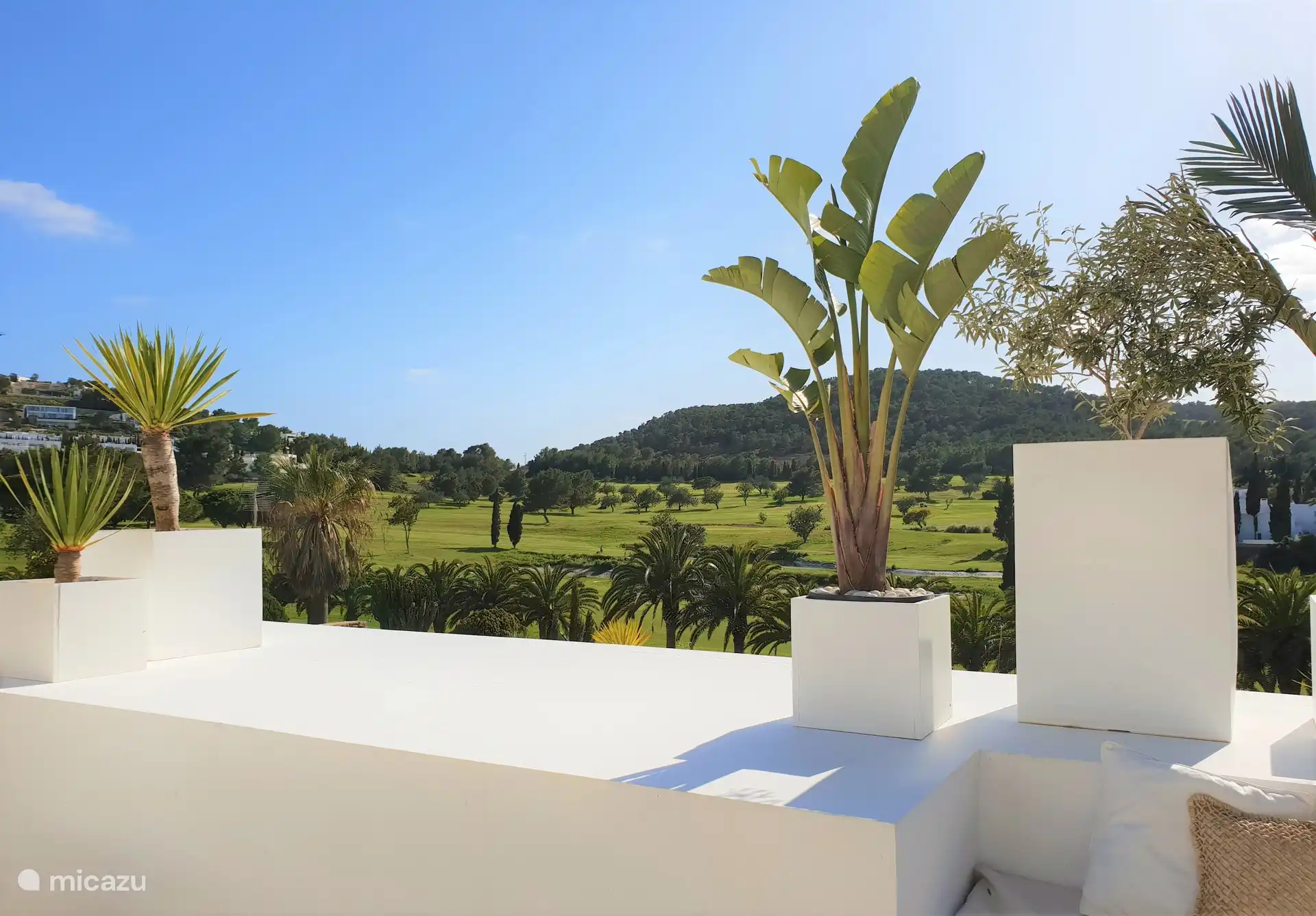 Het appartement ligt rustig in het groen en heeft een wijds uitzicht op het zuidwesten.