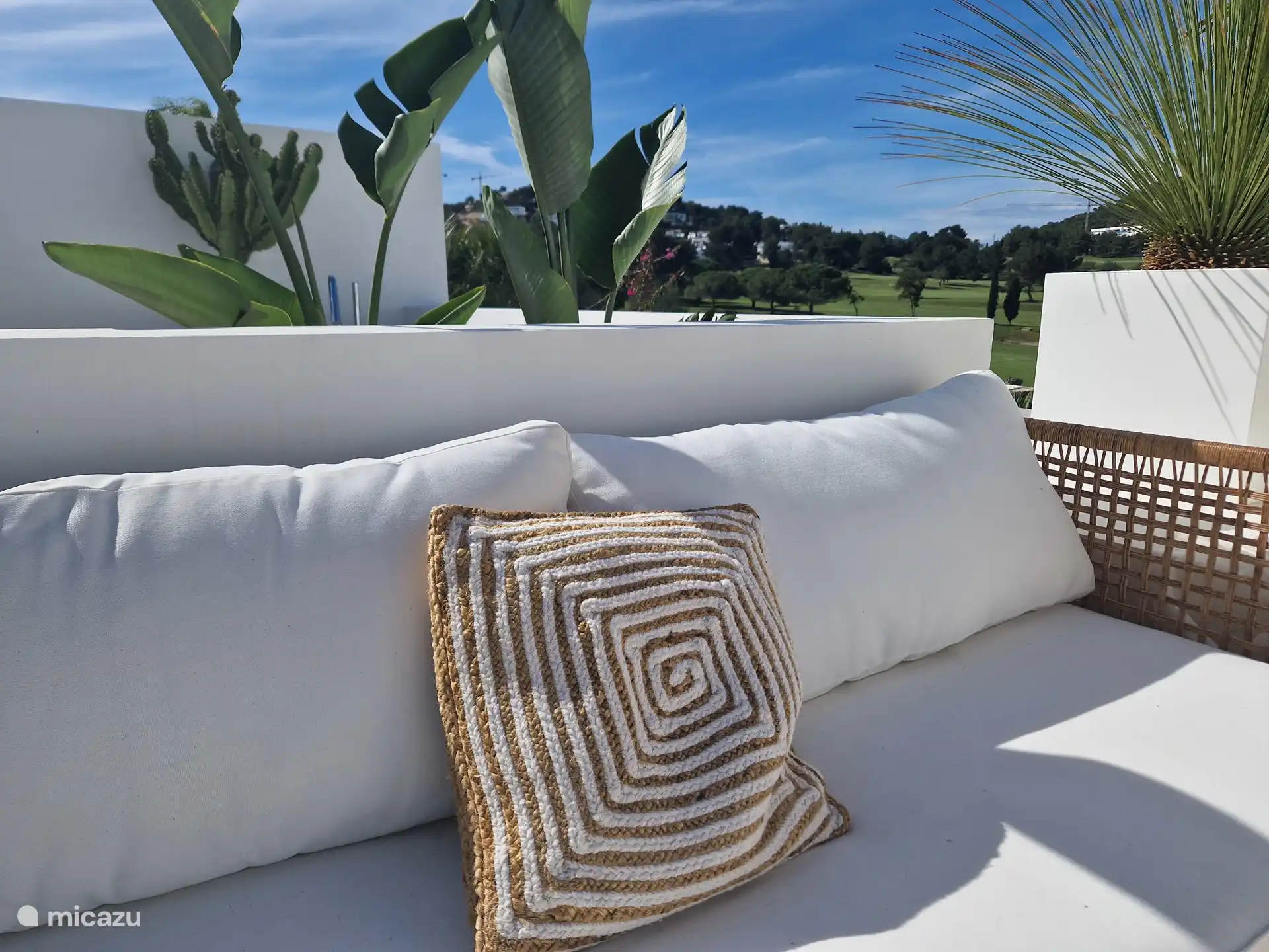 Mehrere Bänke bieten immer einen Lieblingsplatz in oder außerhalb der Sonne.