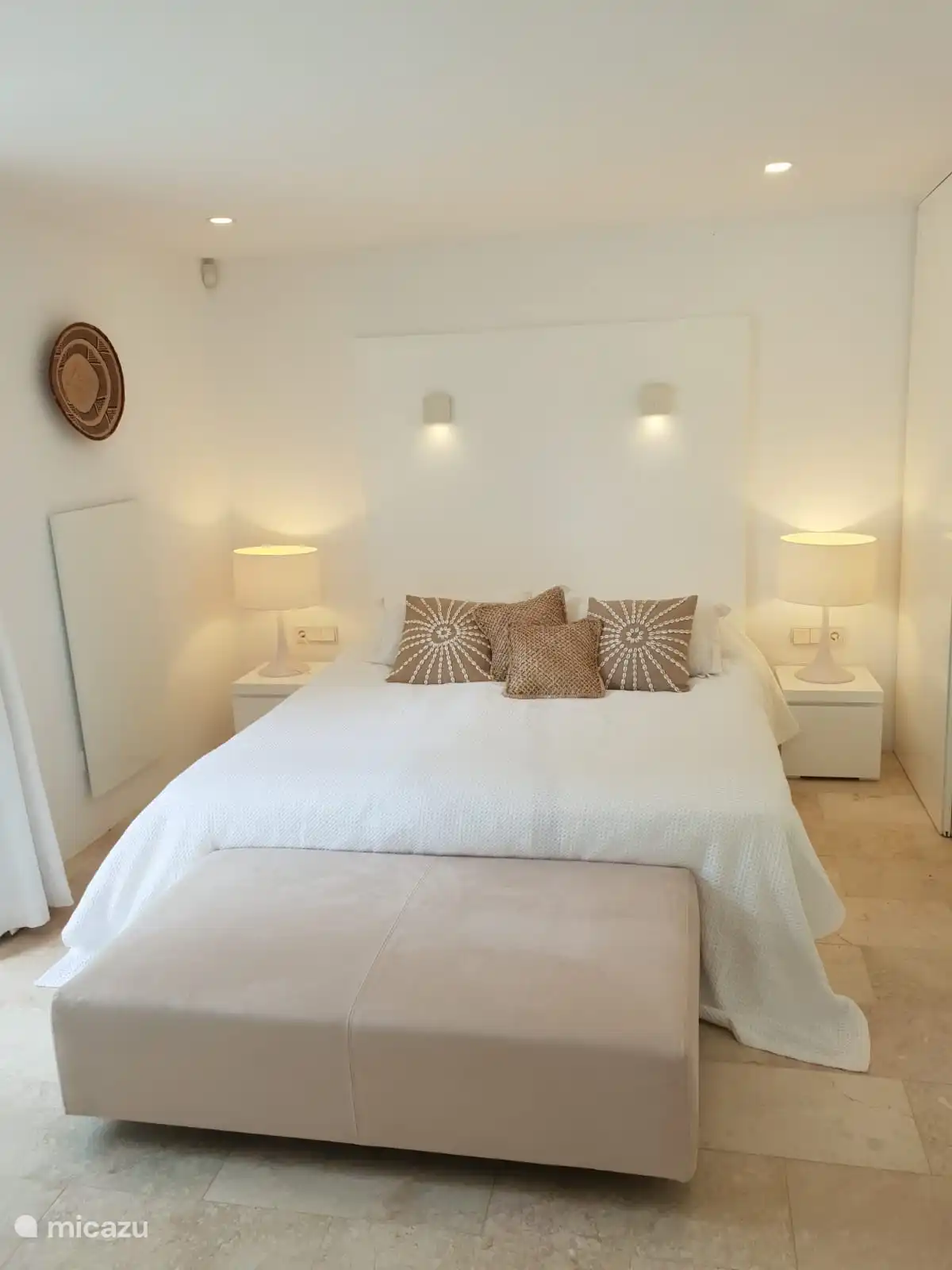 Groot tweepersoonsbed in de heerlijke lichte slaapkamer met directe toegang tot het zwembad. Er zijn in de woonkamer twee logeerbedden van de designbanken te maken. Ook is er een kinderbedje aanwezig.