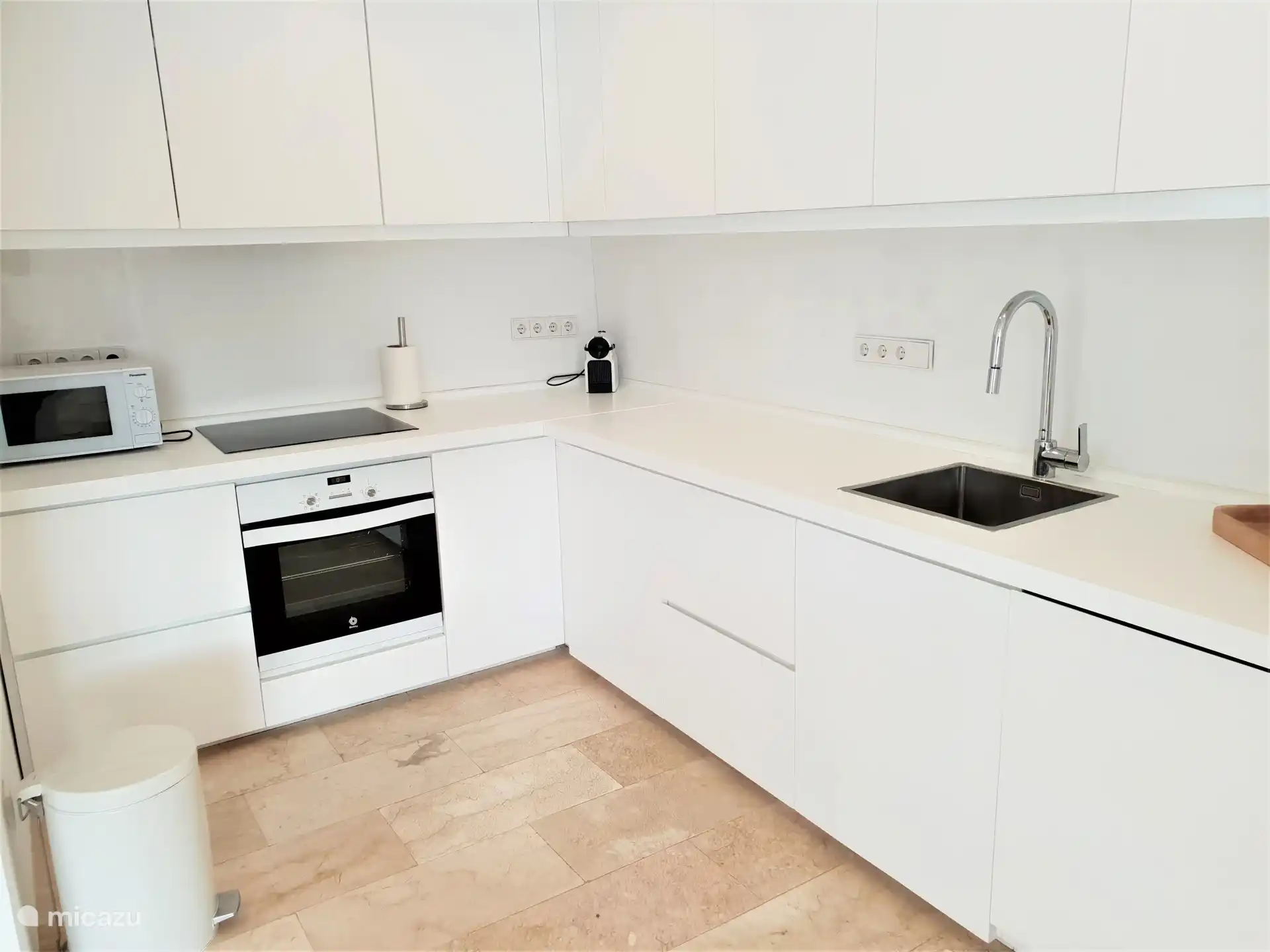 Ruime keuken van alle gemakken voorzien.