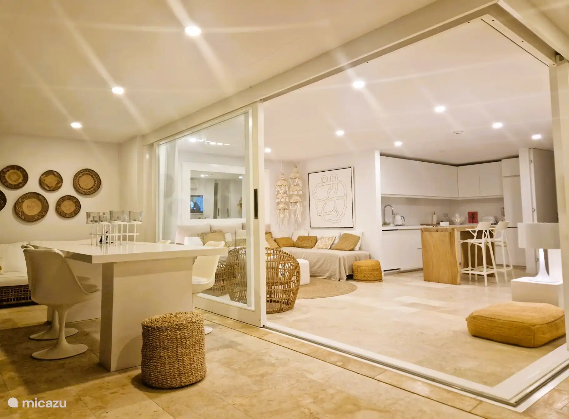 Eine schöne Terrasse, auch abends, innen geht nach draußen über.