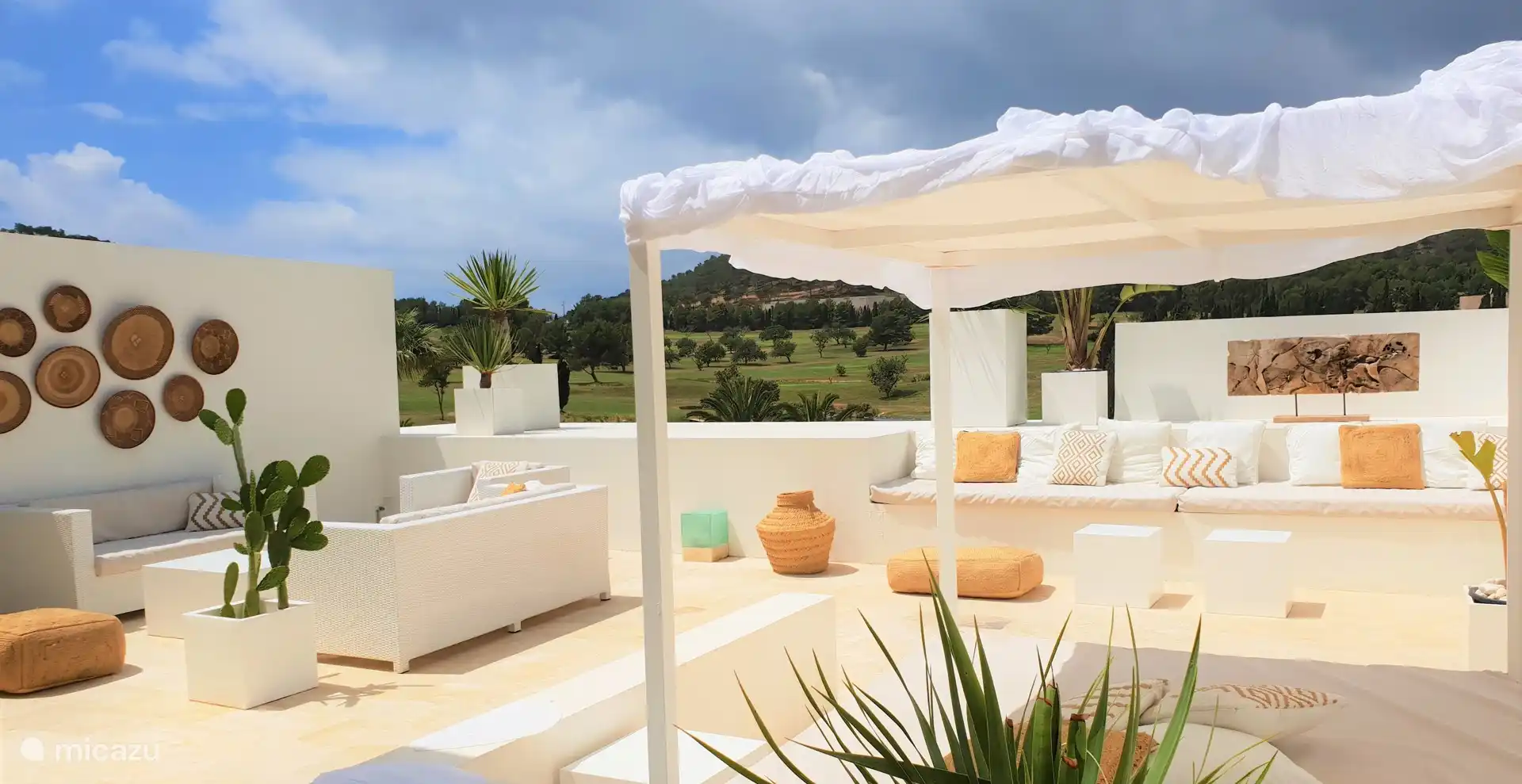 Het Balinese ligbed buiten voor een siësta in volledige privacy.