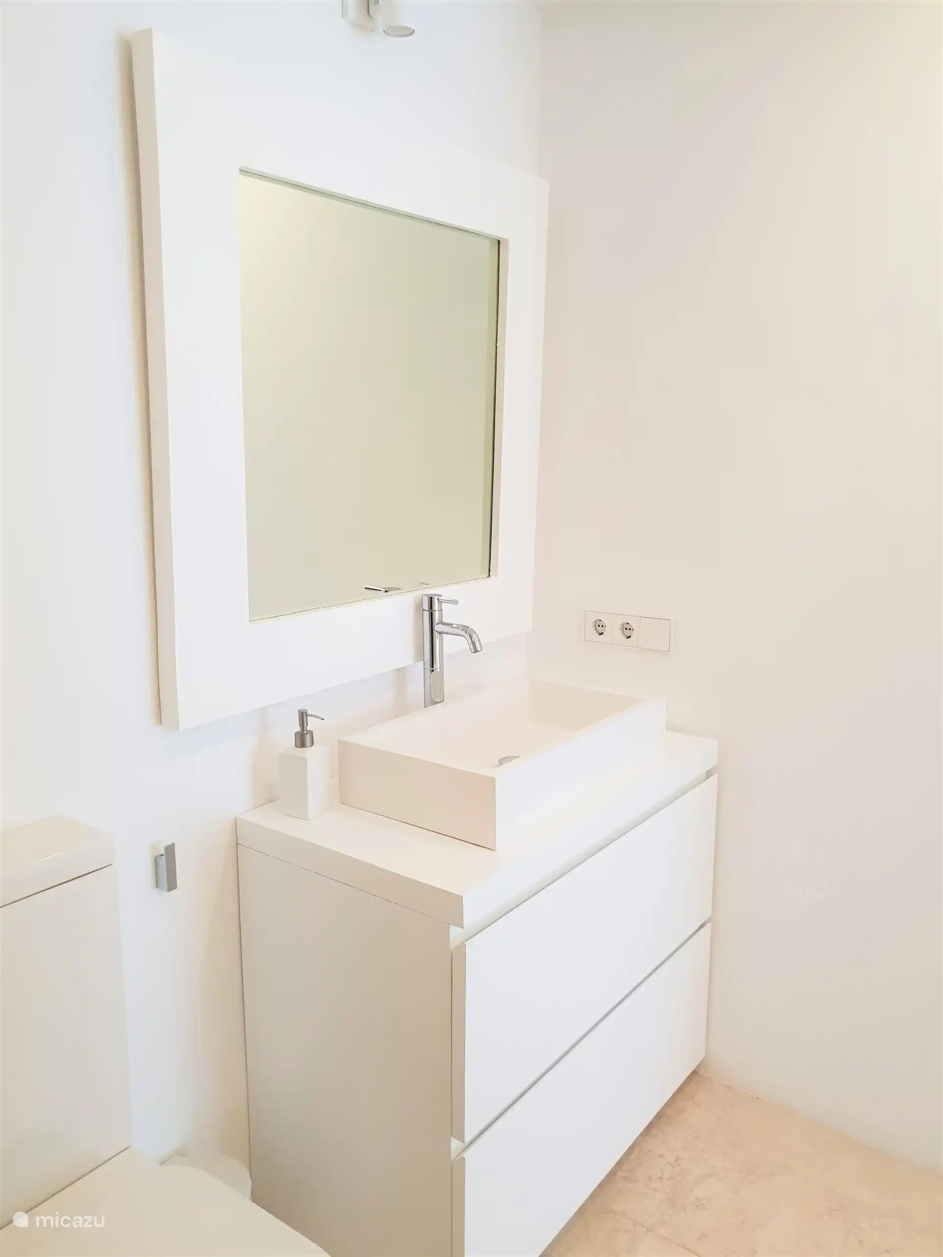 Er zijn twee toiletten met wastafels. 