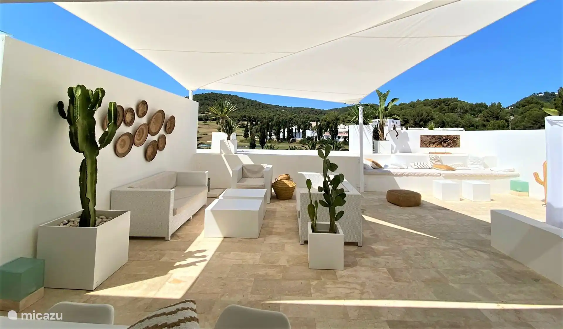 Het enorme dakterras ligt op het zuiden. Het is het hele jaar rond heerlijk genieten.