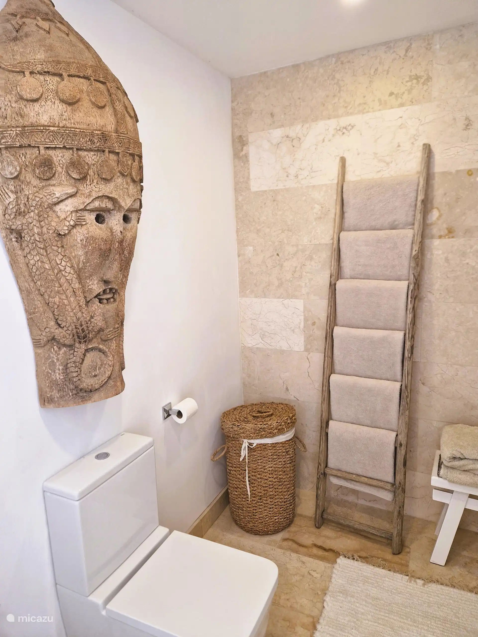 Ein geräumiges und attraktives Badezimmer, das komplett ausgestattet ist. 