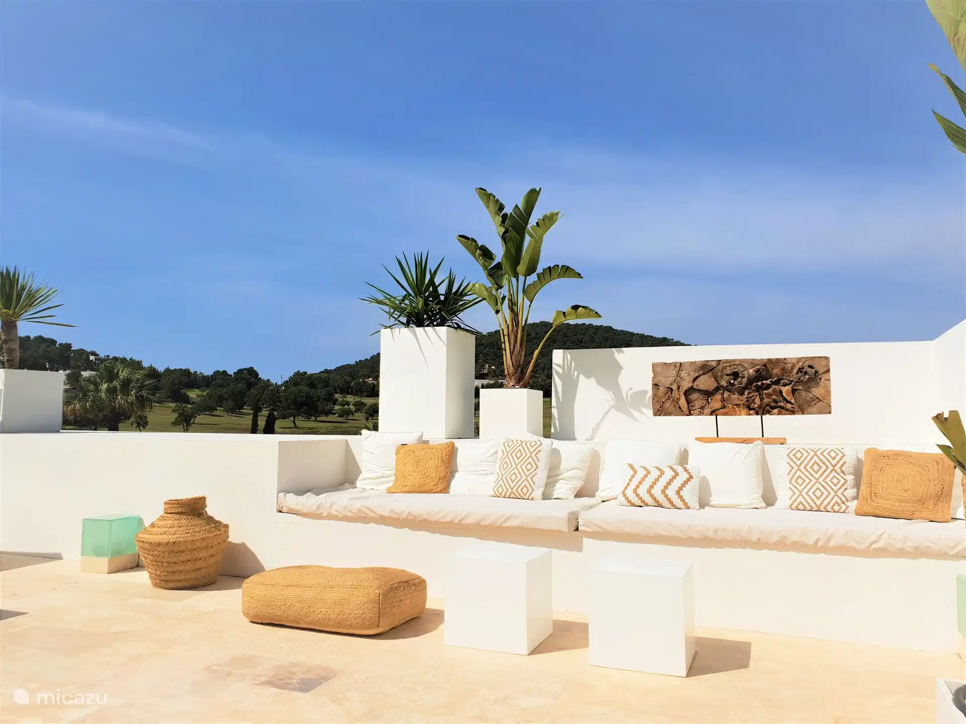 Grote loungehoeken voor lange avonden op Ibiza.