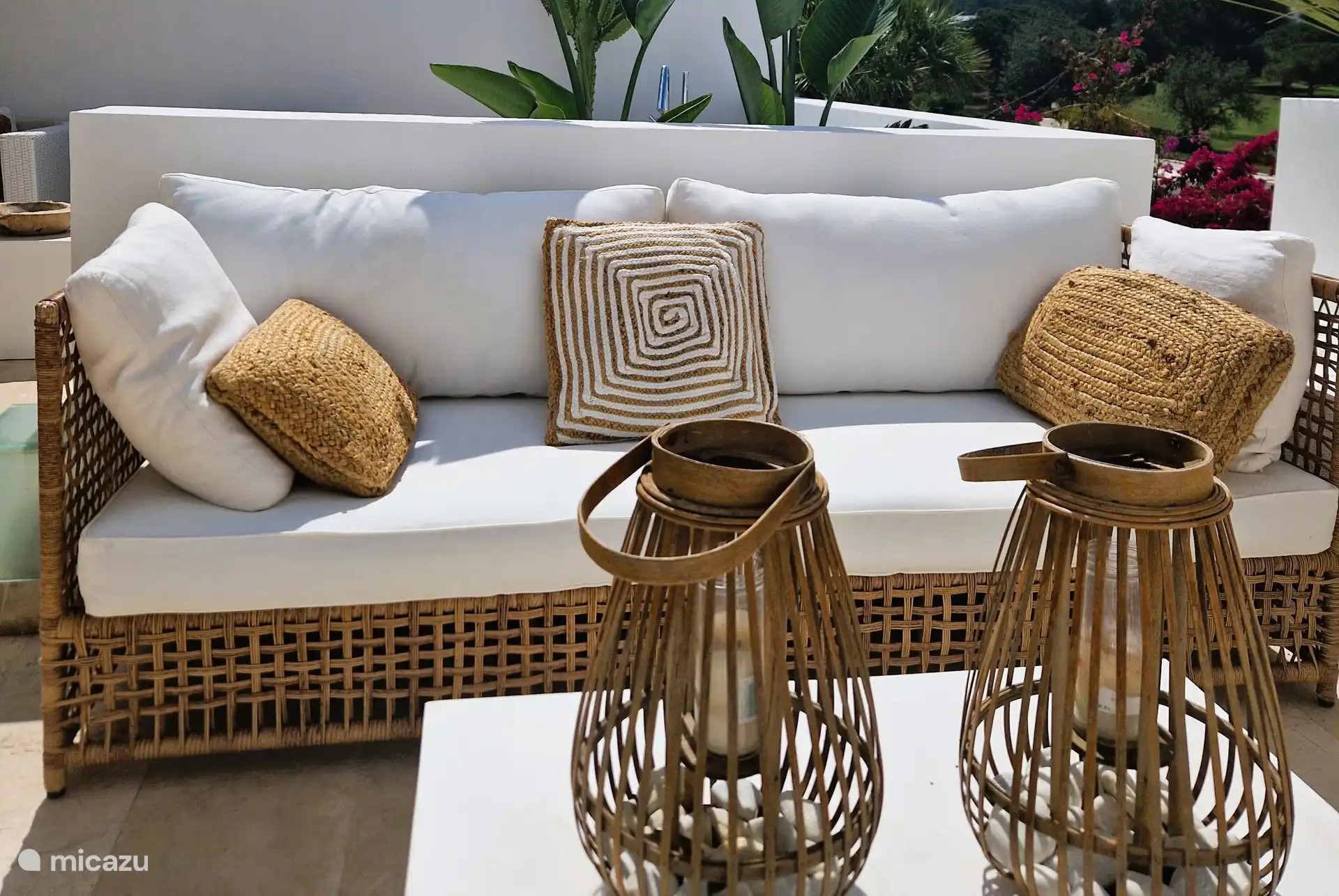 Es gibt mehrere Sitzgelegenheiten mit Sonnen- und Schattenplätzen von morgens bis abends.