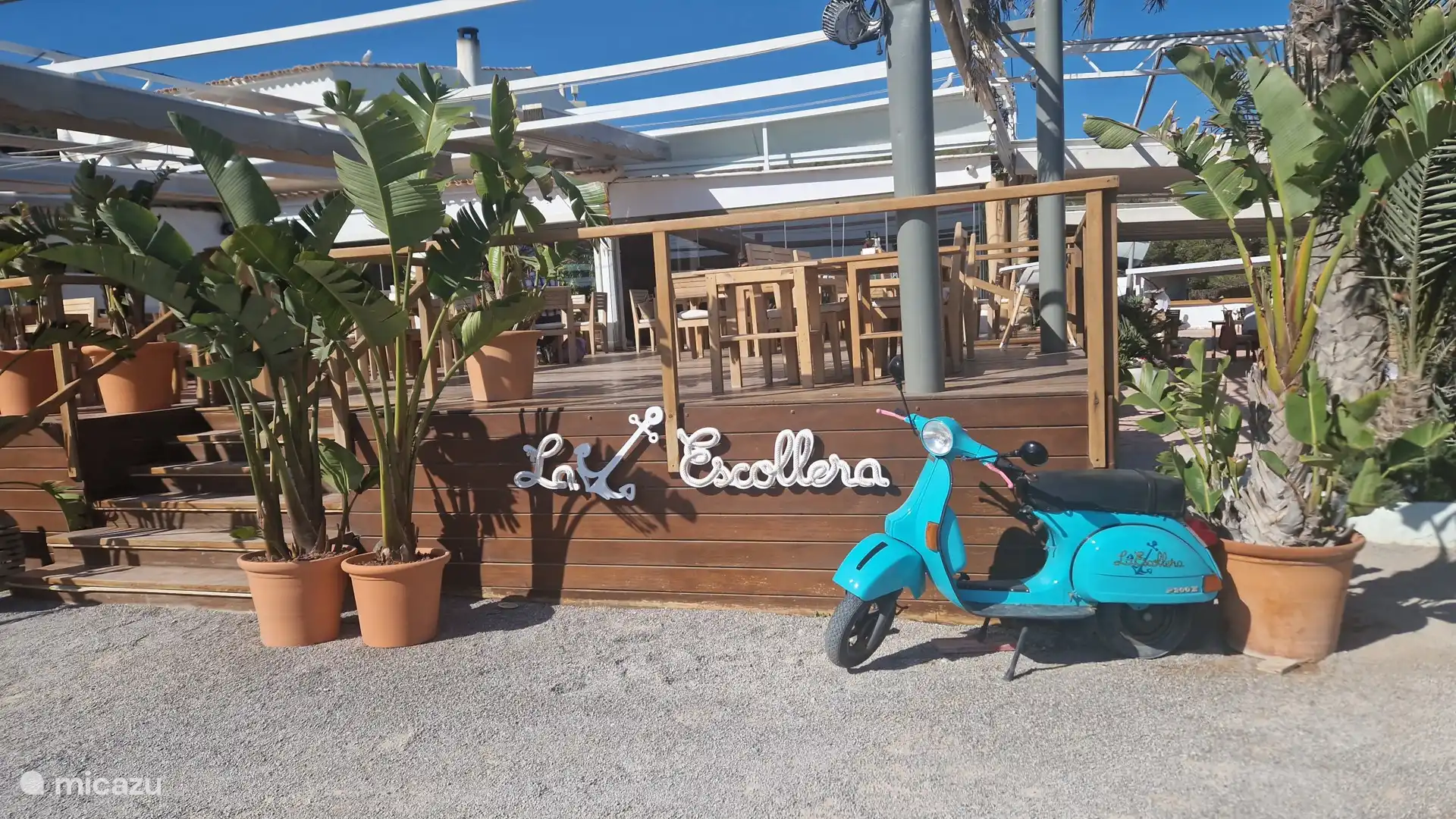 Wir teilen alle unsere Tipps zu den besten Orten und Restaurants auf Ibiza. Reservierungen in der Hochsaison werden empfohlen. Es gibt Bücher mit geheimen Wanderrouten und geheimen Stränden. 