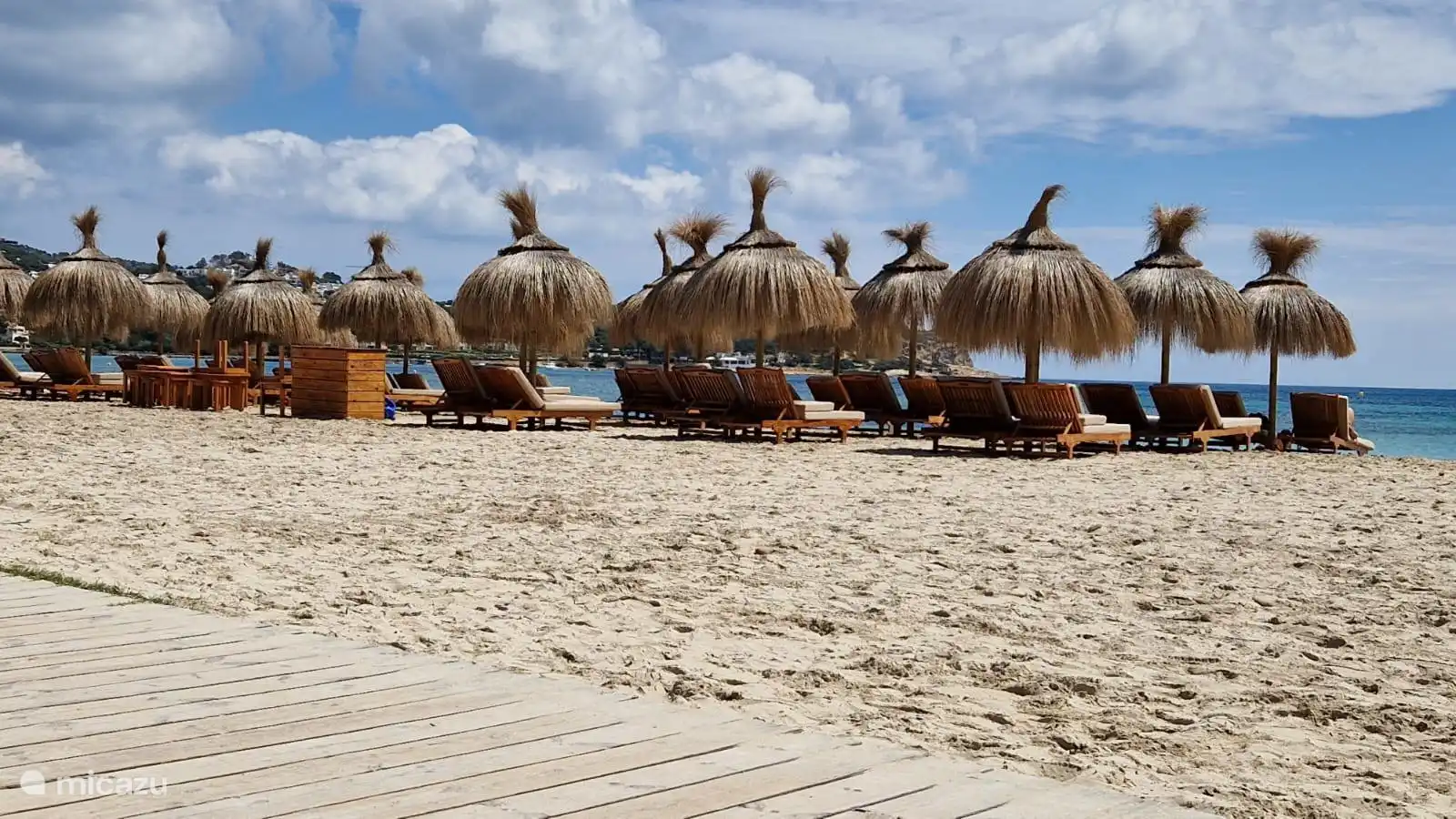 Mit dem Auto erreichen Sie die schönsten Strände und versteckten Buchten, die Ibiza zu bieten hat, in ca. 5 - 15 Minuten.