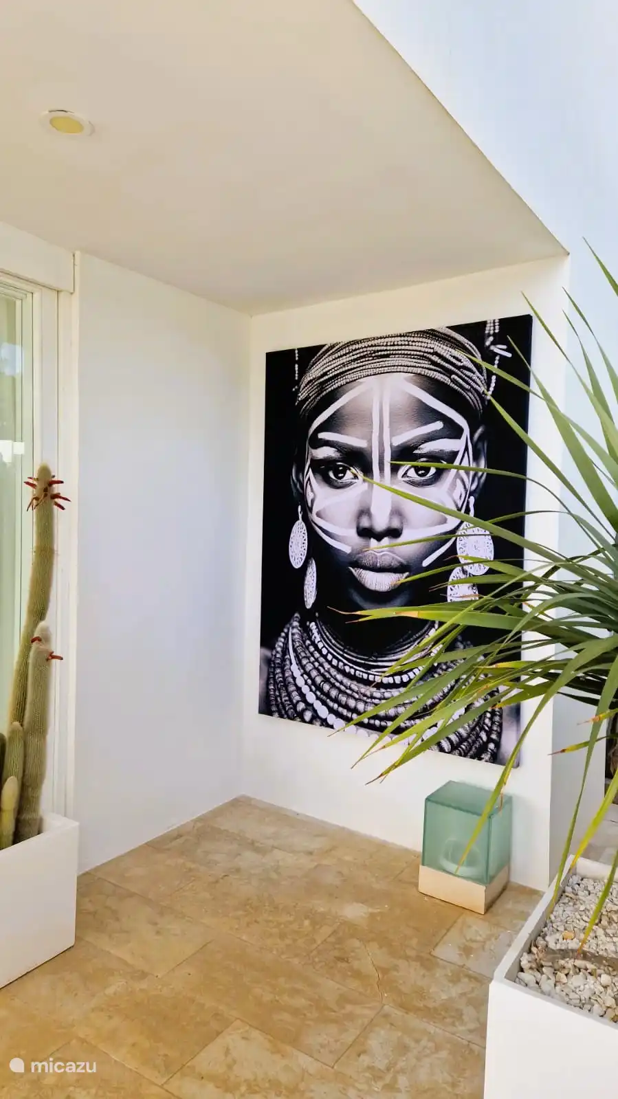 Jede Saison hängen wir neue Kunstwerke auf, um eine schöne Atmosphäre zu erzeugen.