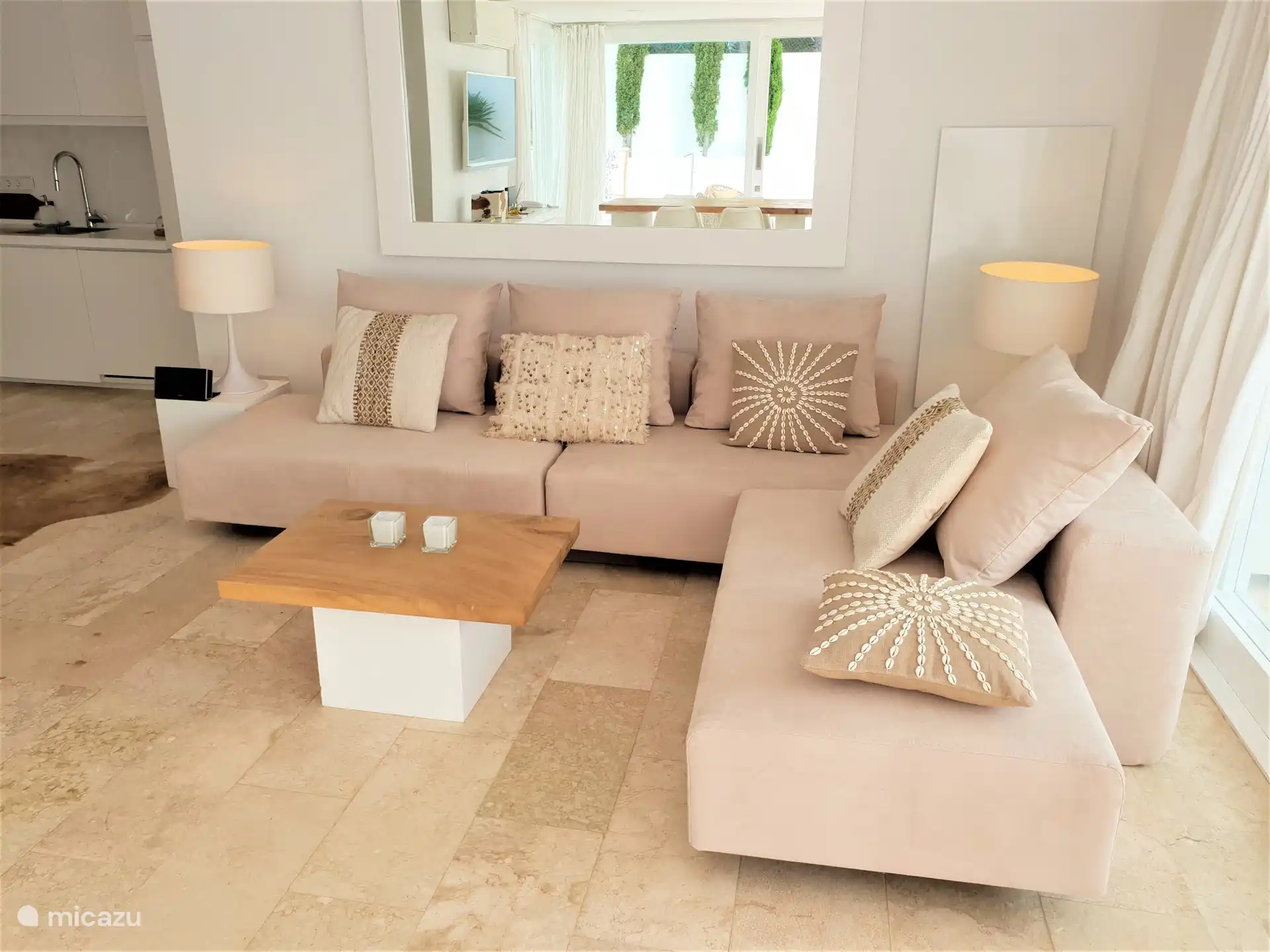 Lekkere loungehoek binnen met tv en streamingdiensten. De banken kunnen tot extra bedden worden omgetoverd.