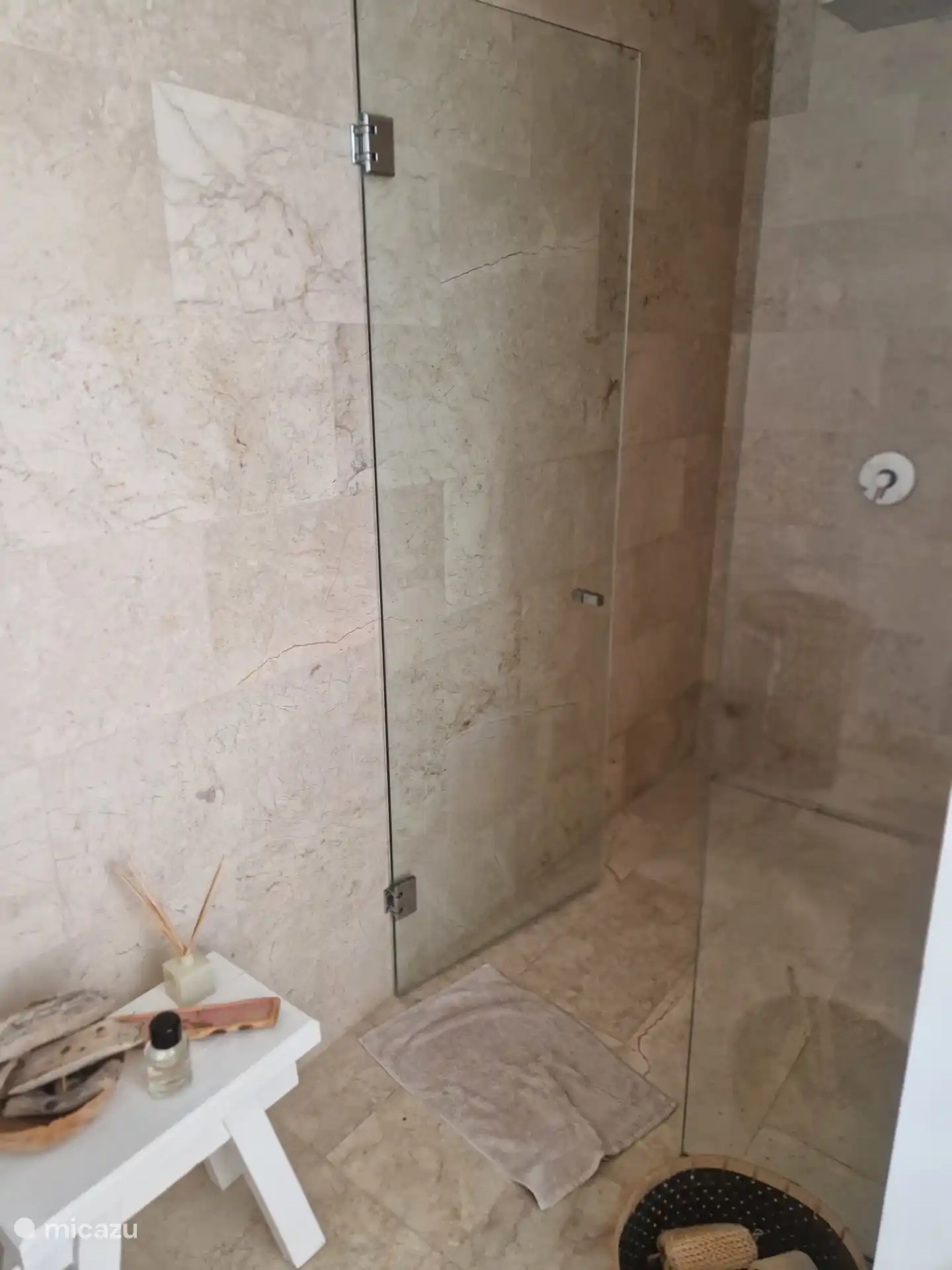 Das geräumige Badezimmer grenzt direkt an das Schlafzimmer und ist mit einem extra WC und einer ebenerdigen Dusche ausgestattet.