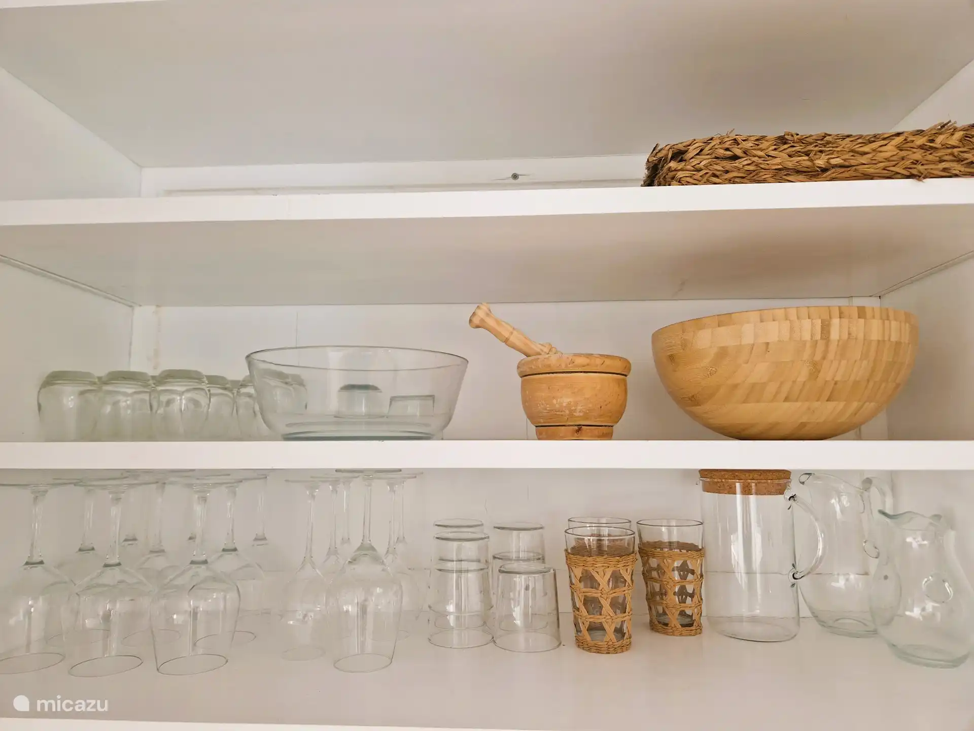 Es gibt ausreichend Geschirr und Gläser für 6 - 8 Personen.