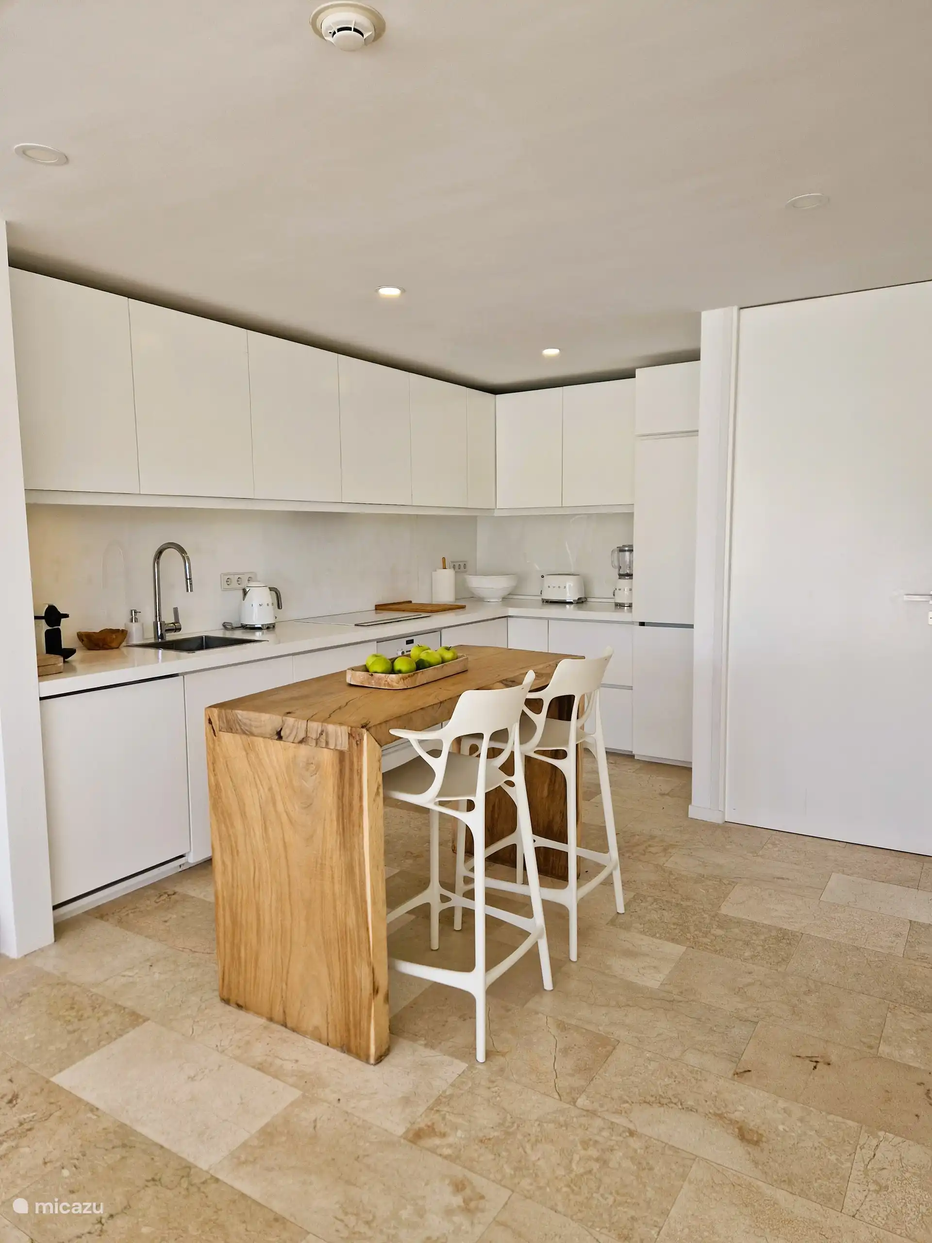 Die Küche ist mit allen Annehmlichkeiten wie Backofen, Mikrowelle, Geschirrspüler, Kühlschrank mit Gefrierfach, Wasserkocher, Nespresso-Kaffeemaschine und Vier-Flammen-Kochfeld ausgestattet.