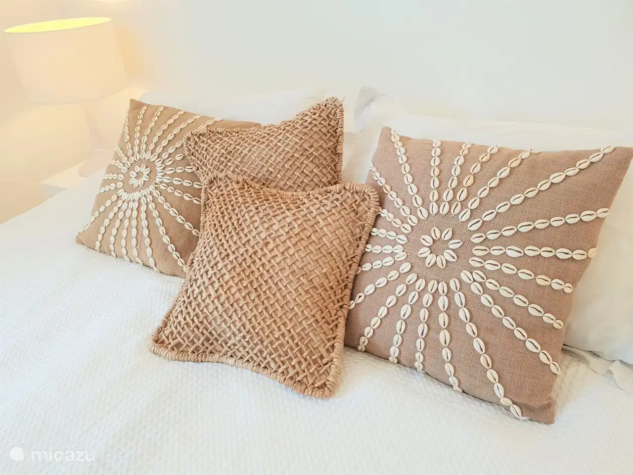 Helle Farben und natürliche Materialien verleihen dem Schlafzimmer eine ruhige Atmosphäre.