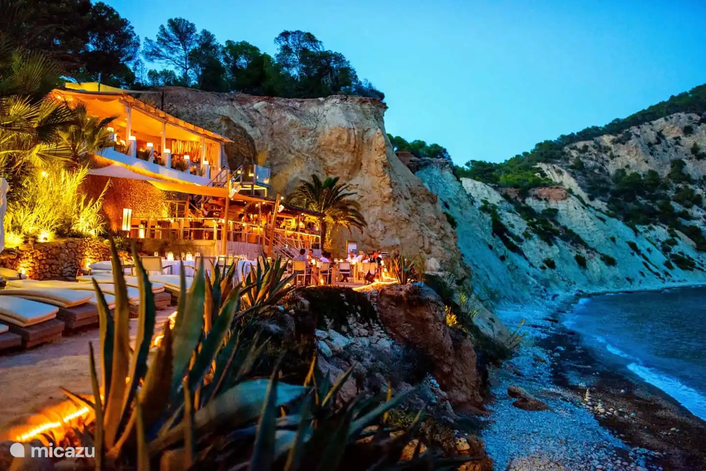 Der Beachclub Amante ist ein verstecktes Paradies gleich um die Ecke. Der schönste Beach Club Ibizas wartet auf Sie.