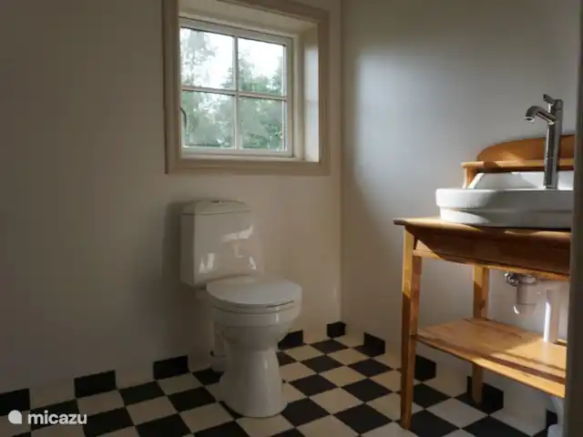 Chalet du lac Agundaborg | Suède, Småland, Ljungby - gîte / cottage La salle de bain avec douche et des toilettes à économie d’eau.