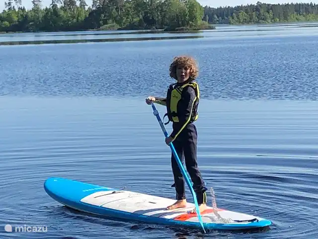 Chalet du lac Agundaborg | Suède, Småland, Ljungby - gîte / cottage À Agundaborg, vous pouvez louer des planches Up Paddle, des kayaks et des canoës. Ici vous voyez notre fils sur un Stand Up Paddle Board.