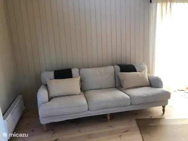 Chalet du lac Agundaborg | Suède, Småland, Ljungby - gîte / cottage Joli canapé 3,5 places avec vue sur le lac Agunnaryd.