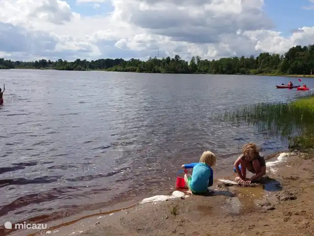 Chalet du lac Agundaborg | Suède, Småland, Ljungby - gîte / cottage La belle plage où tout le monde peut s'amuser.