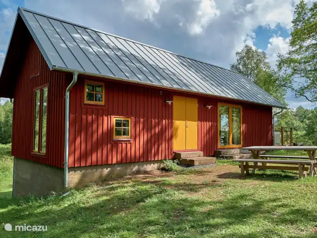 Chalet du lac Agundaborg | Suède, Småland, Ljungby - gîte / cottage L'entrée de la maison de vacances et les doubles portes donnant sur le jardin. Le salon a 2 portes doubles, à la fois sur le jardin et sur le balcon, de sorte que beaucoup de lumière entre dans la maison.