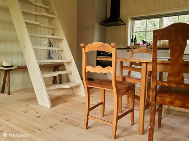Chalet du lac Agundaborg | Suède, Småland, Ljungby - gîte / cottage La table à manger et l’escalier menant au grenier