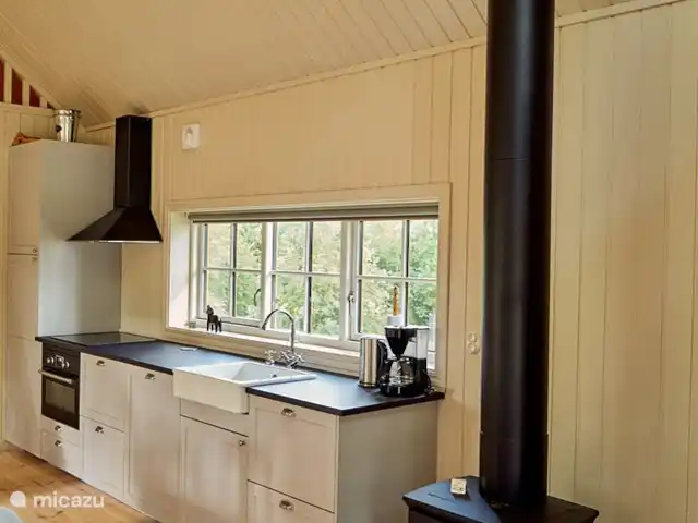 Chalet du lac Agundaborg | Suède, Småland, Ljungby - gîte / cottage La belle cheminée et la belle cuisine bien équipée