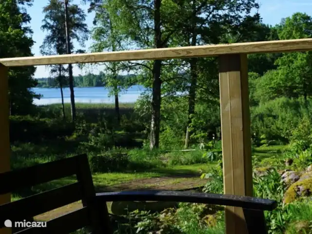 Chalet du lac Agundaborg | Suède, Småland, Ljungby - gîte / cottage Le balcon avec vue sur le lac Agunnaryd. Un endroit agréable pour s’asseoir confortablement.